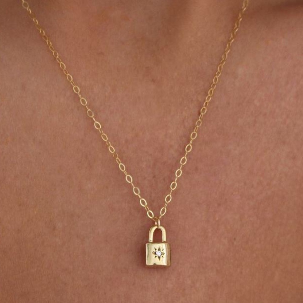 ✨✨Gold Padlock Star Necklace✨✨ - Picture 5 of 6